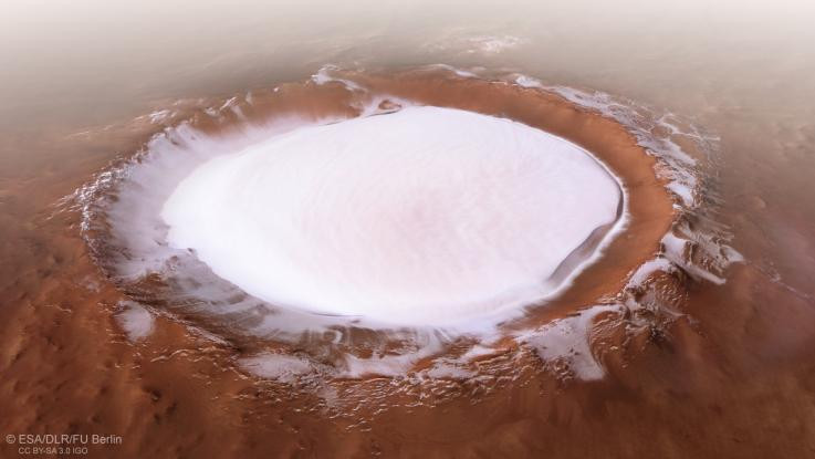 Esta imagen del Mars Express de la ESA muestra el cru00e1ter de Korolev, una caracteru00edstica de 52 millas de ancho que se encuentra en las tierras bajas del norte de Marte