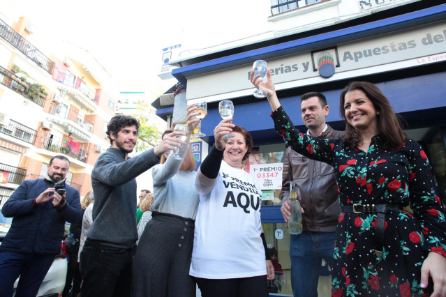 Celebran en Triana que el 'Gordo' ha dejado dos millones de euros