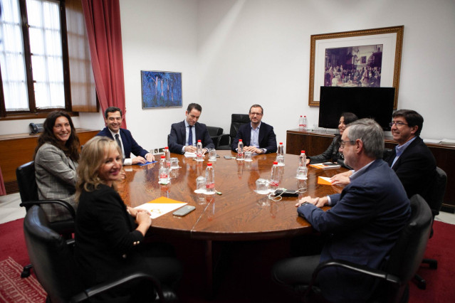 Reunión de delegaciones de PP y Ciudadanos (Cs) integradas por el presidente del