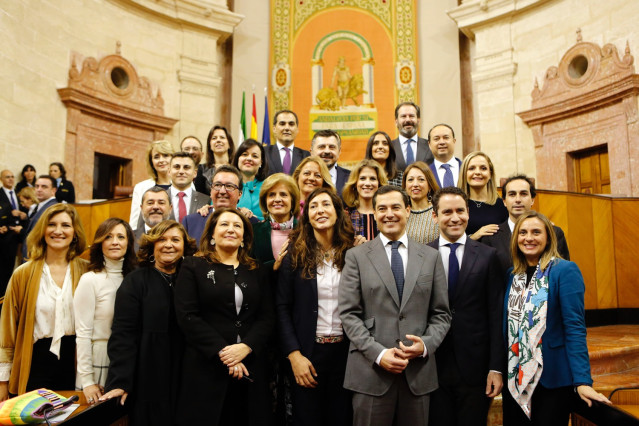 Moreno y García Egea junto al grupo parlamentario del PP-A