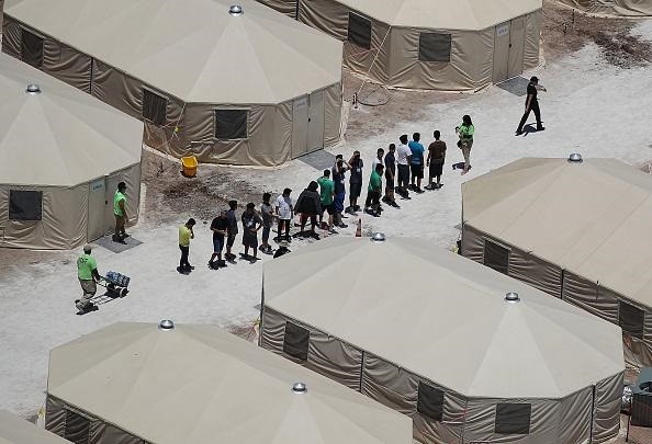 Niu00f1os y trabajadores en un campamento en Tornillo, Texas