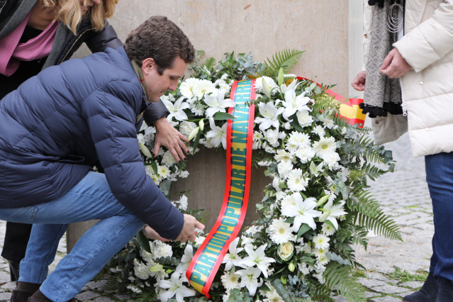 El presidente del PP, Pablo Casado, en una ofrenda a las víctimas de ETA
