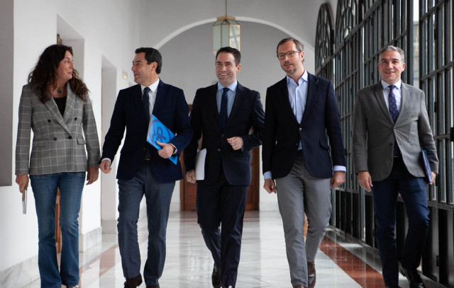 Reunión de delegaciones de PP y Ciudadanos (Cs) integradas por el presidente del
