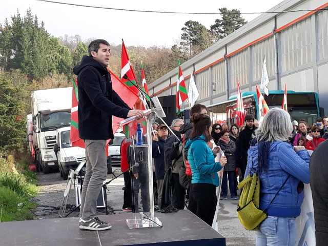 El dirigente de Sortu Arkaitz Rodríguez en el exterior de Martutene