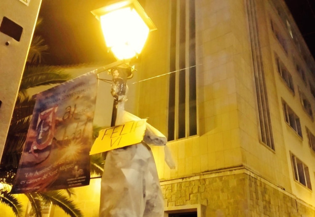 Arran cuelga un monigote con un cartel del Rey en una farolaii