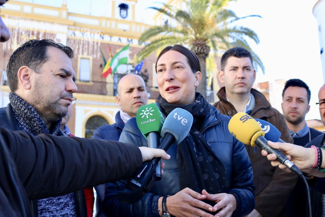 La secretaria general del PP-A, Loles López, atiende a los medios
