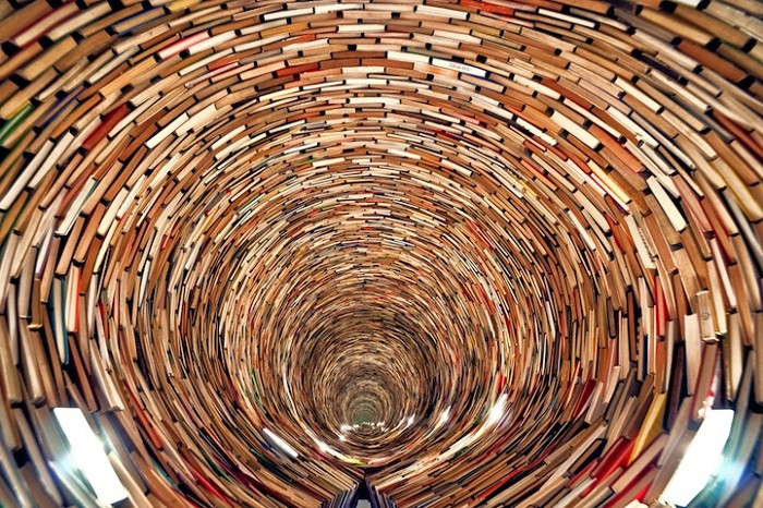 Tunnel de libros, Book Sculpture, Prague