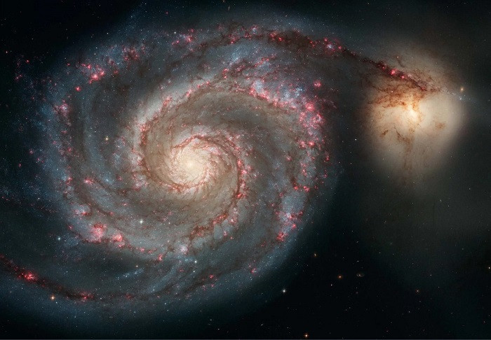 En esta imagen del Hubble, la Galaxia del Remolino (M51a) y un compau00f1ero (M51b) se estu00e1n fusionando NASA