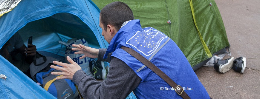 u200bMu00e1s de 2.000 migrantes viven en tiendas de campau00f1a en las calles del noreste de Paru00eds