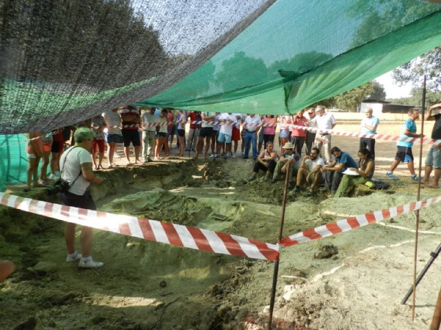 Exhumación de una fosa en Alcalá del Valle en 2015.