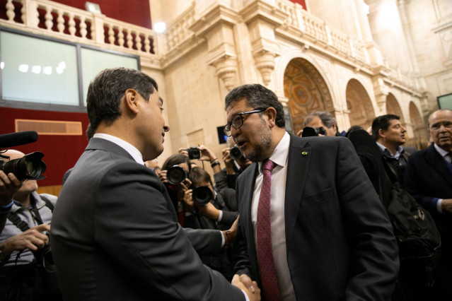 Francisco Serrano (Vox) saluda al presidente de la Junta, Juanma Moreno