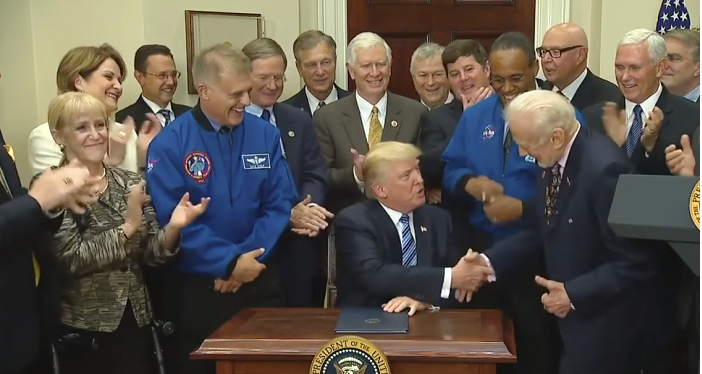 Donald Trump saluda a astronauta Buzz Aldrin