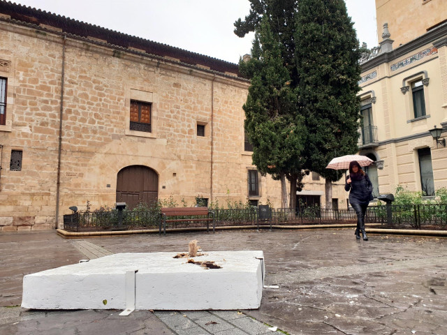 Pedestal del que se ha arrancado la escultura