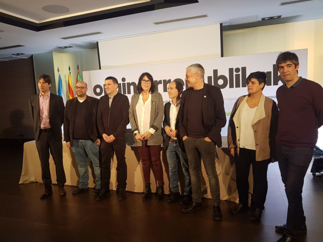La esposa de Raül Romeva participa en el primer acto público de la coalición Aho