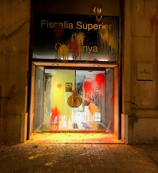 Pintura en la fachada de la Fiscalía Superior de Catalunya