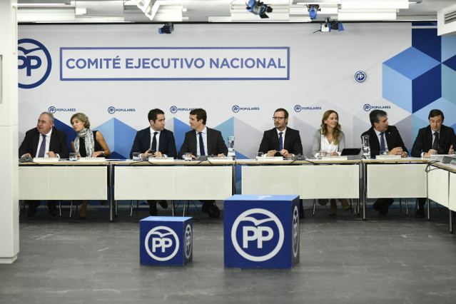 El presidente del Partido Popular, Pablo Casado, preside la reunión del Comité E