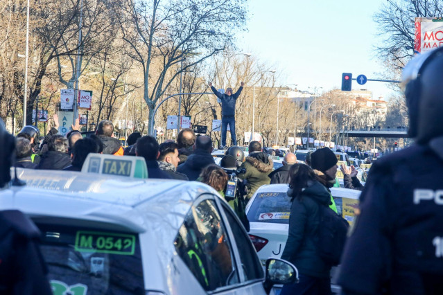 Desalojo de taxistas en el Paseo de la Castellana de Madrid, donde el colectivo