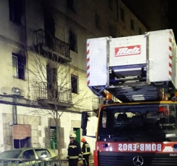 Bomberos extinguen un incendio en un edificio abandonado de la calle Alta