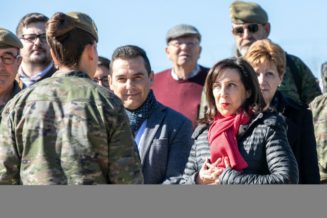 Margarita Robles, visita el puente instalado por el Ejército de Tierra en Casari