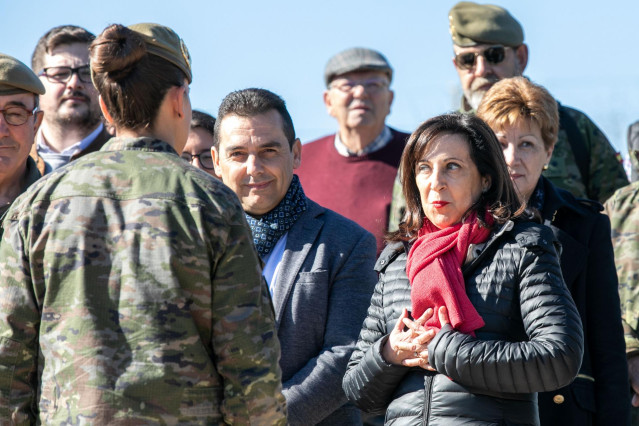 Margarita Robles, visita el puente instalado por el Ejército de Tierra en Casari