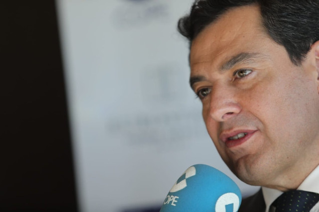 Juanma Moreno, hoy en una entrevista en la Cope