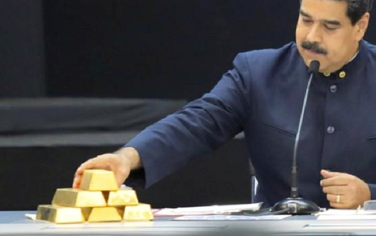 Nicolu00e1s Maduro toca unos lingotes de oro