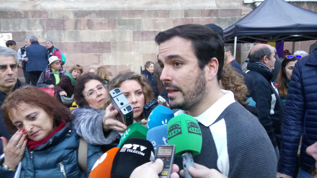 Alberto Garzón atiende a los medios en el aniversario de La Desbandá