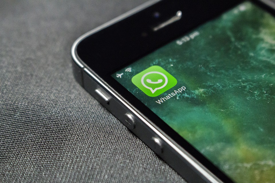 Teléfono móvil con el logo de la app WhatsApp