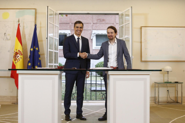 El presidente del Gobierno, Pedro Sánchez, firma con el secretario general de Po