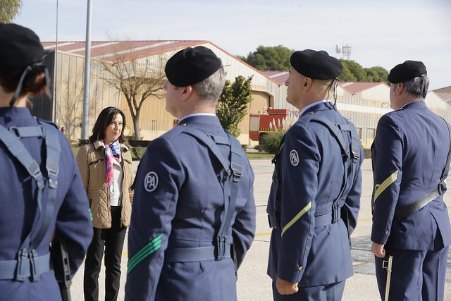 La ministra de Defensa, Margarita Robles, en una visita a la base de Los Llanos