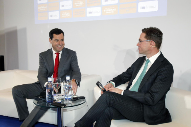 El vicepresidente de la Comisión Europea y comisario de Fomento y Juanma Moreno