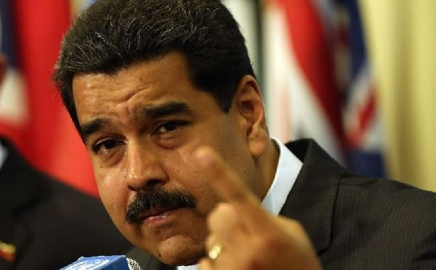 Nicolás Maduro levanta el dedo
