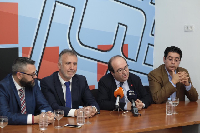Iceta (PSC) durante su acto en Tenerife con afiliados del PSOE
