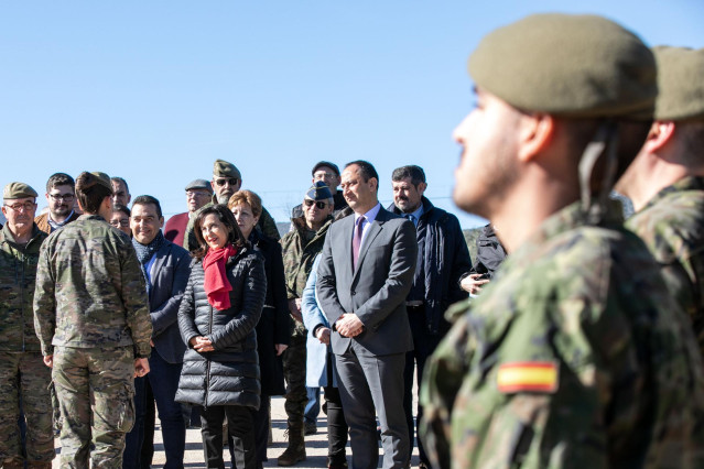 Margarita Robles, visita el puente instalado por el Ejército de Tierra en Casari