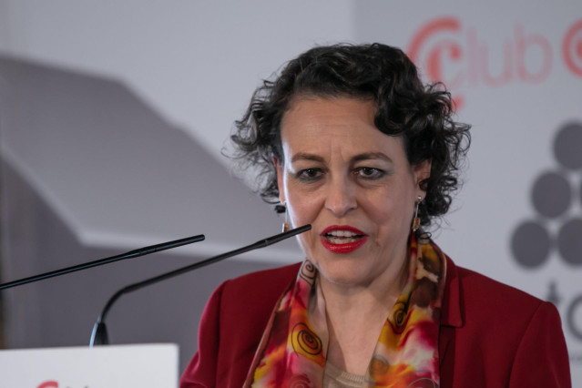 Magdalena Valerio participa en un almuerzo colóquio en Sevilla