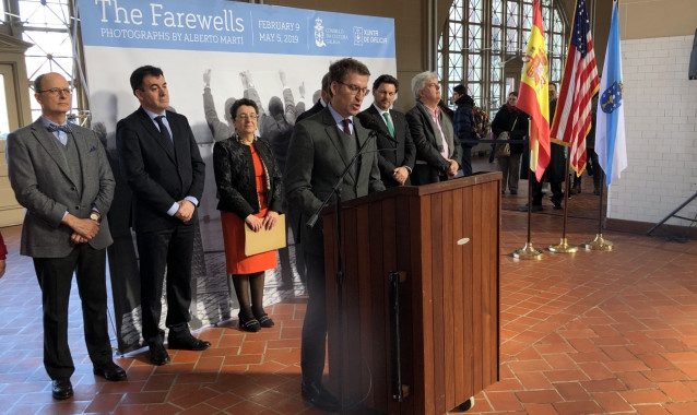 Nota, Audio E Foto: Feijóo Inaugura En Nova York A Exposición ‘Os Adeuses’, “Unh