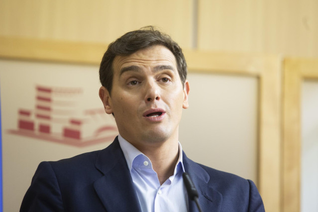 Albert Rivera, atiende a los medios antes de una reunión con la Confederación de