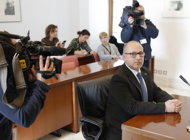 Alcaraz presenta la credencial en el Senado para tomar posesión de su escaño com