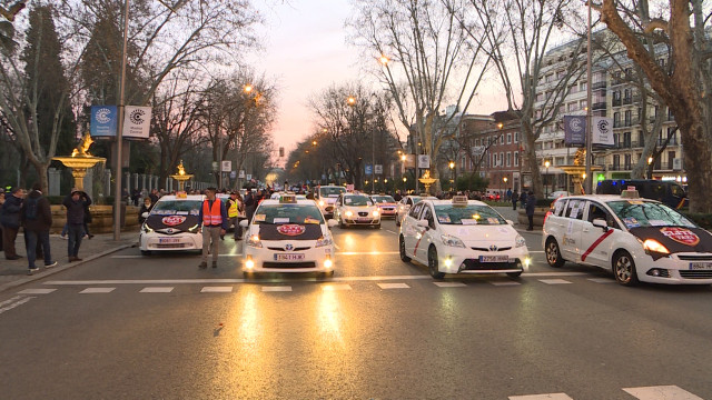 Los taxistas se manifiestan en el Paseo del Prado de Madrid contra 