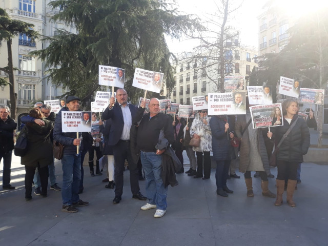 Víctimas del accidente de Angrois frente al Congreso
