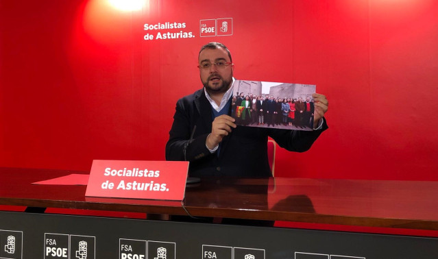 El secretario de la FSA y candidato a la presidencia, Adrián Barbón, en rueda de
