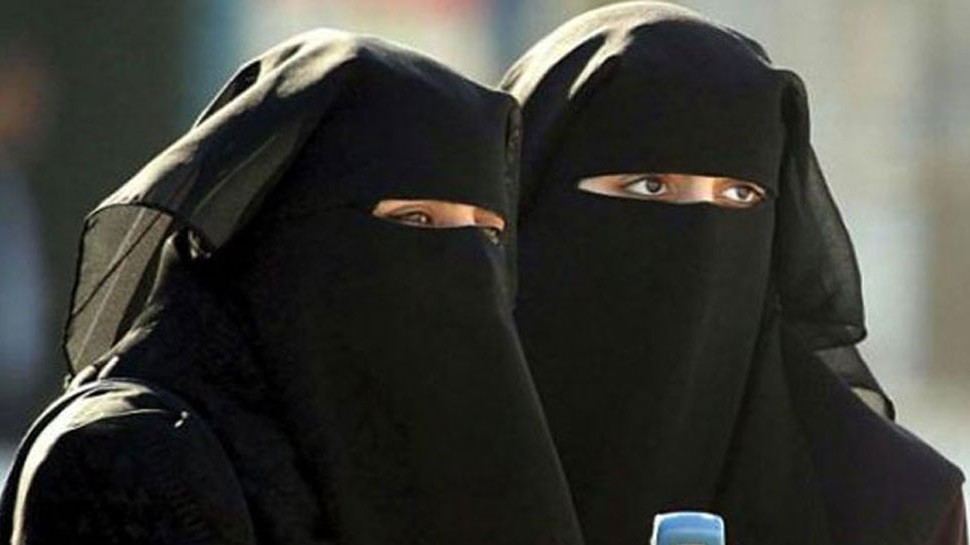 Mujeres con burka y mu00f3vil