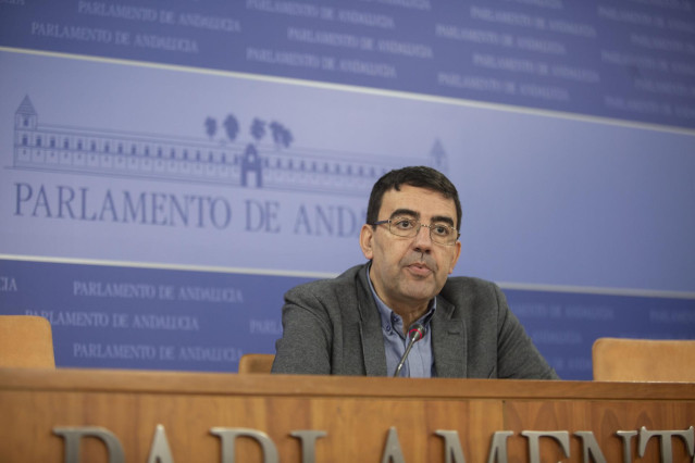 El portavoz parlamentario del PSOE-A, Mario Jiménez, en rueda de prensa