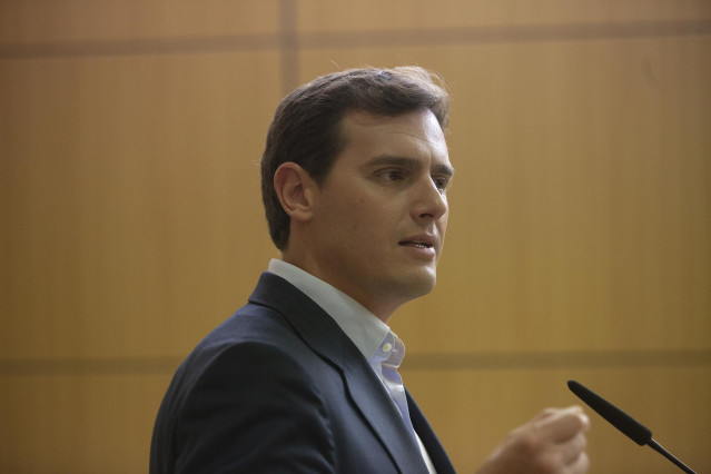 Albert Rivera, atiende a los medios antes de una reunión con la Confederación de