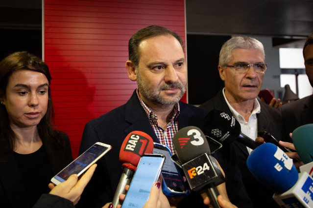 Reunión entre el ministro de Fomento, José Luis Ábalos, y el conseller de Territ