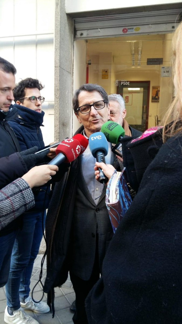 El precandidato del PSOE al Ayuntamiento de Madrid, Manuel De la Rocha, oficiali