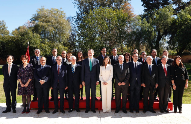 Los Reyes Felipe y Letizia con una representación de hispanistas y escritores ma