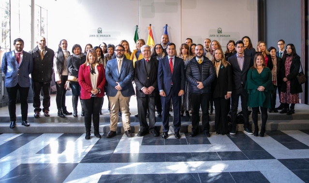 El presidente de la Junta, Juanma Moreno, recibe a una representación de asociac