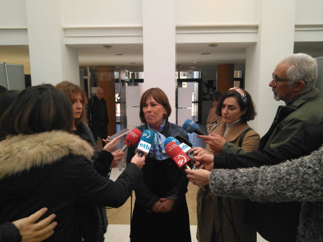 La presidenta del Gobierno de Navarra, Uxue Barkos, atiende a los medios de comu
