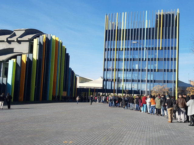 Decenas de personas forman una larga cola a la entrada de La Nave una hora antes